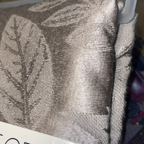 Set of 8 napkins - Leaf Napkins in Gray The Big One - Picture 6 of 6